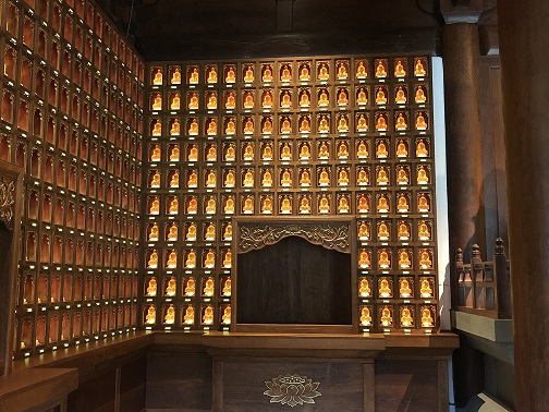 寺院重装时,除常规装饰外,大殿两面墙体的装修确实可以考虑万佛墙 寺院重装时,除常规装饰外,大殿两面墙体的装修确实可以考虑万佛墙
